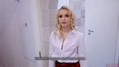 Jauna koledžo mergina apgaudinėja savo vaikiną su jo draugu | POV ir sperma jos putės viduje!