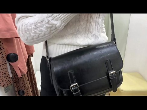 ❤️ Vieša jaunos kalės FeralBerry masturbacija su dildo aprangos kambaryje ️ Porno video prie mūsų